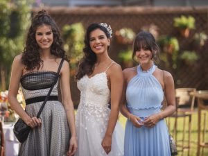 DE VOLTA AOS 15. (L to R) CAMILA QUEIROZ as ANITA, MARIANA RIOS as LUIZA, YANA SARDENBERG as CAROL in DE VOLTA AOS 15. Cr. Courtesy of Netflix © 2022