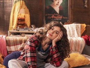DE VOLTA AOS 15. (L to R) CAMILA QUEIROZ as ANITA in DE VOLTA AOS 15. Cr. Courtesy of Netflix © 2022