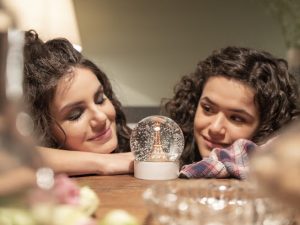 Back To 15. (L to R) CAMILA QUEIROZ as ANITA (30), MAISA as ANITA (15) in Back To 15. Cr. Courtesy of Netflix © 2022