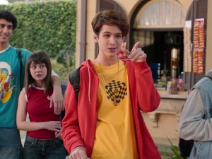 DE VOLTA AOS 15. (L to R) GABRIEL WIEDEMANN as EDUARDO, KLARA CASTANHO as CAROL,  JOAO GUILHERME as FABRICIO, ANTONIO CARRARA as JOEL in DE VOLTA AOS 15. Cr. Courtesy of Netflix © 2022